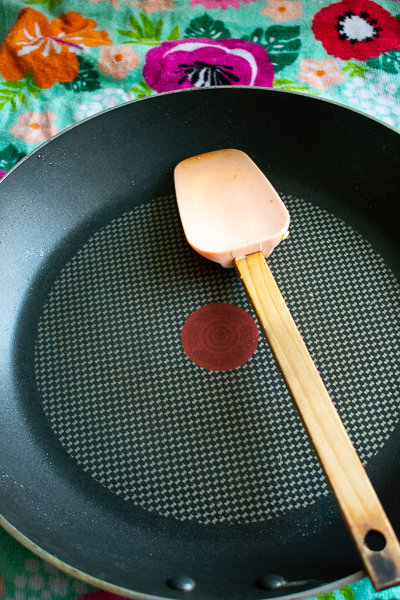 nonstick-pan-with-spatula